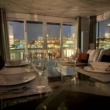 Québec, Table, Dining Room, Couch, Lounge, Living Room, Tabletop