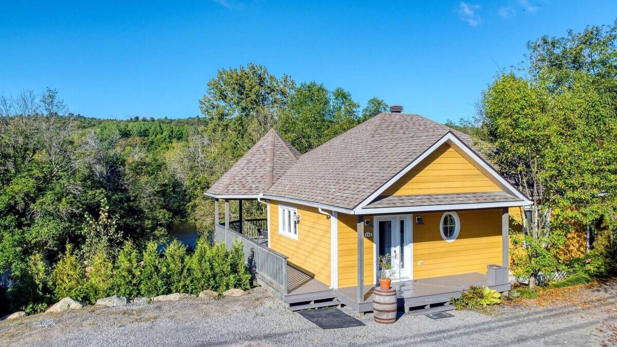 Aux Berges de la Rivière du Nord chalet avec spa Prévost Laurentides