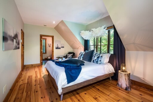 Room #1 au deuxième étage avec sa salle de bain privé (bain/douche).