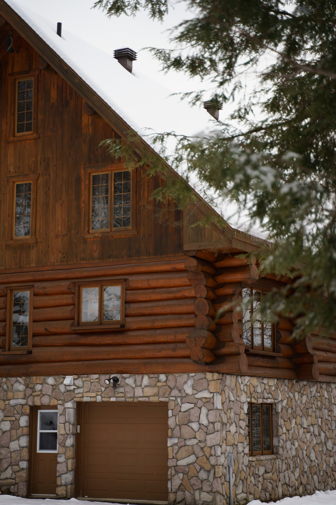 Chalet Le Montagnard — bois rond au bord du lac Gareau, Mauricie
