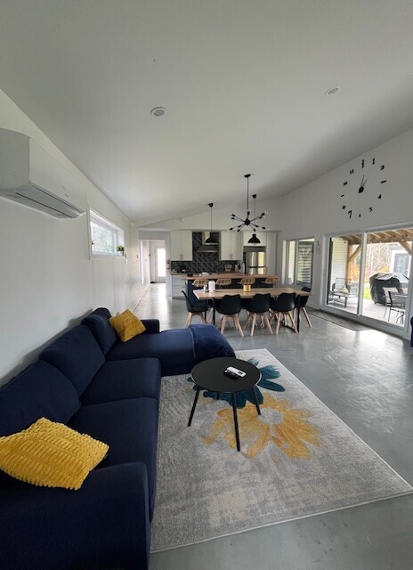 Québec, Home Decor, Floor, Dining Room, Table, Interior Design, Rug