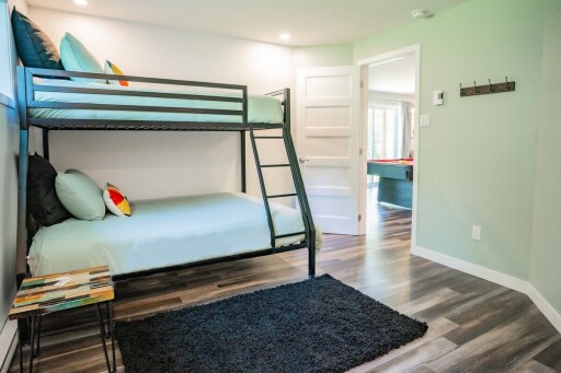 Room #3 au sous-sol (lits superposés)