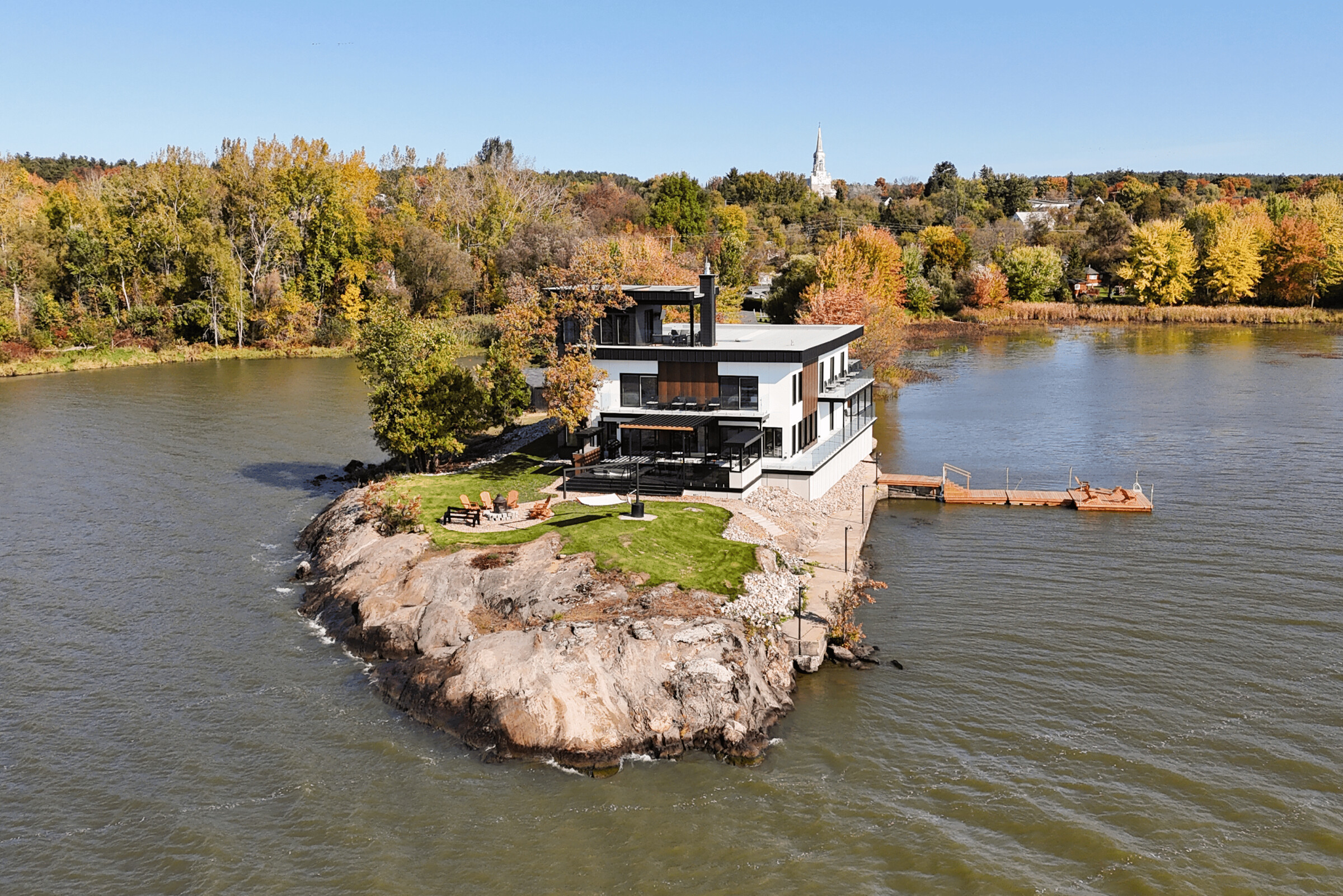 LEROCHERDESBRISES 3storey chalet on a peninsula, 360° view of the