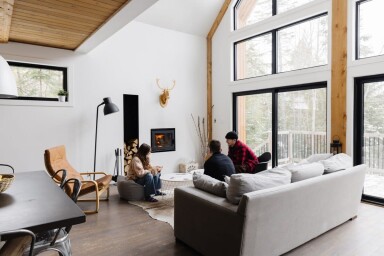 Chalet, Décoration D'intérieur, Personnes, Personne, Mobilier, Design D'intérieur, Lampe