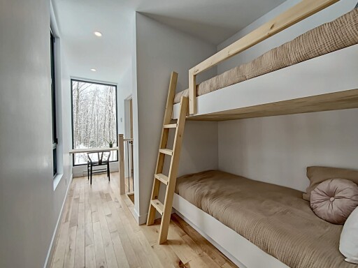 Chambre ouverte à l'étage au niveau du corridor