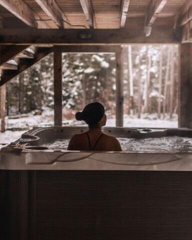 Québec, Bathing, Tub, Hot Tub, Adult, Person, Woman