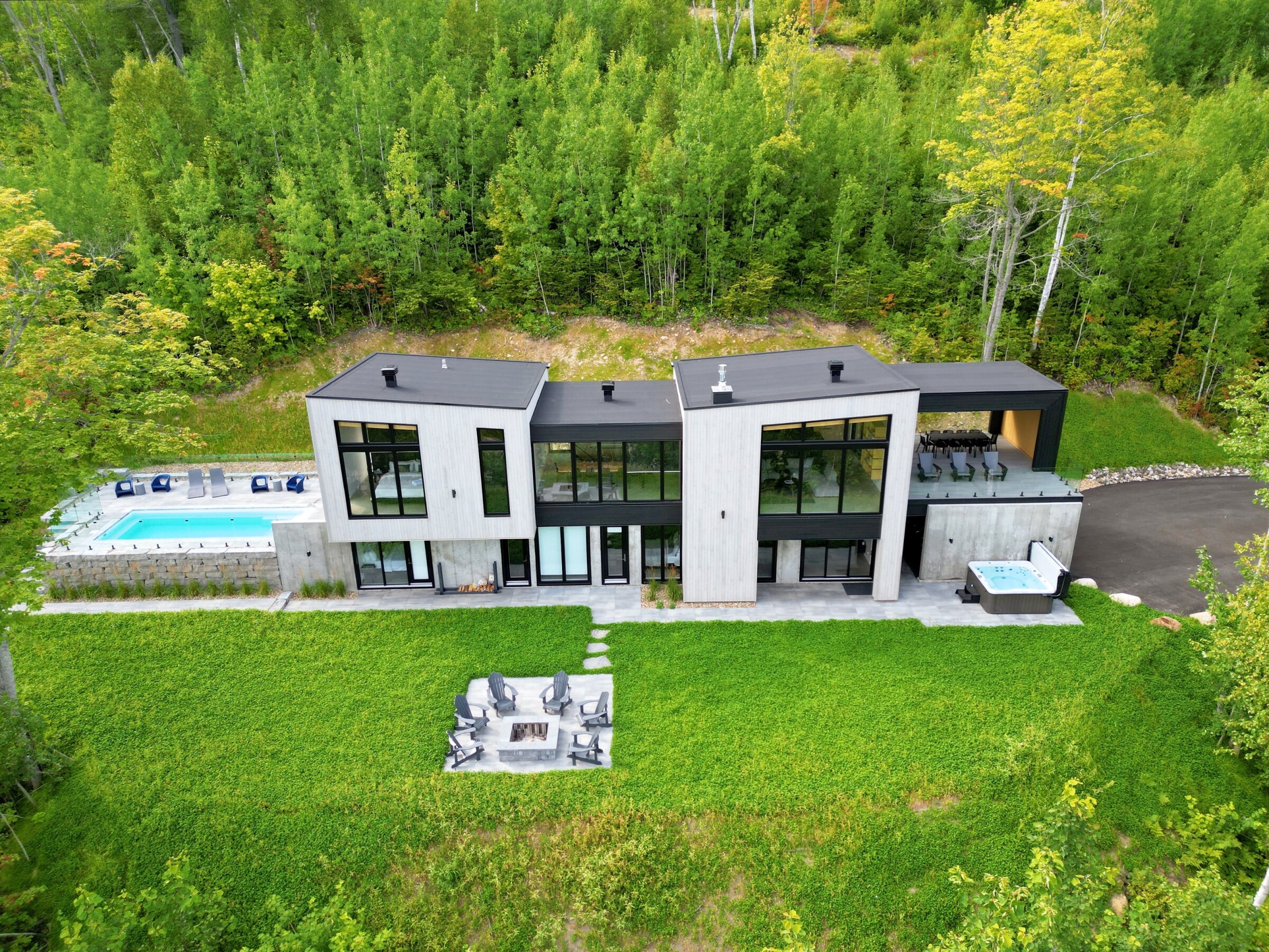 Panorama Charlevoix, résidence de luxe avec piscine, spa et vue exceptionnelle