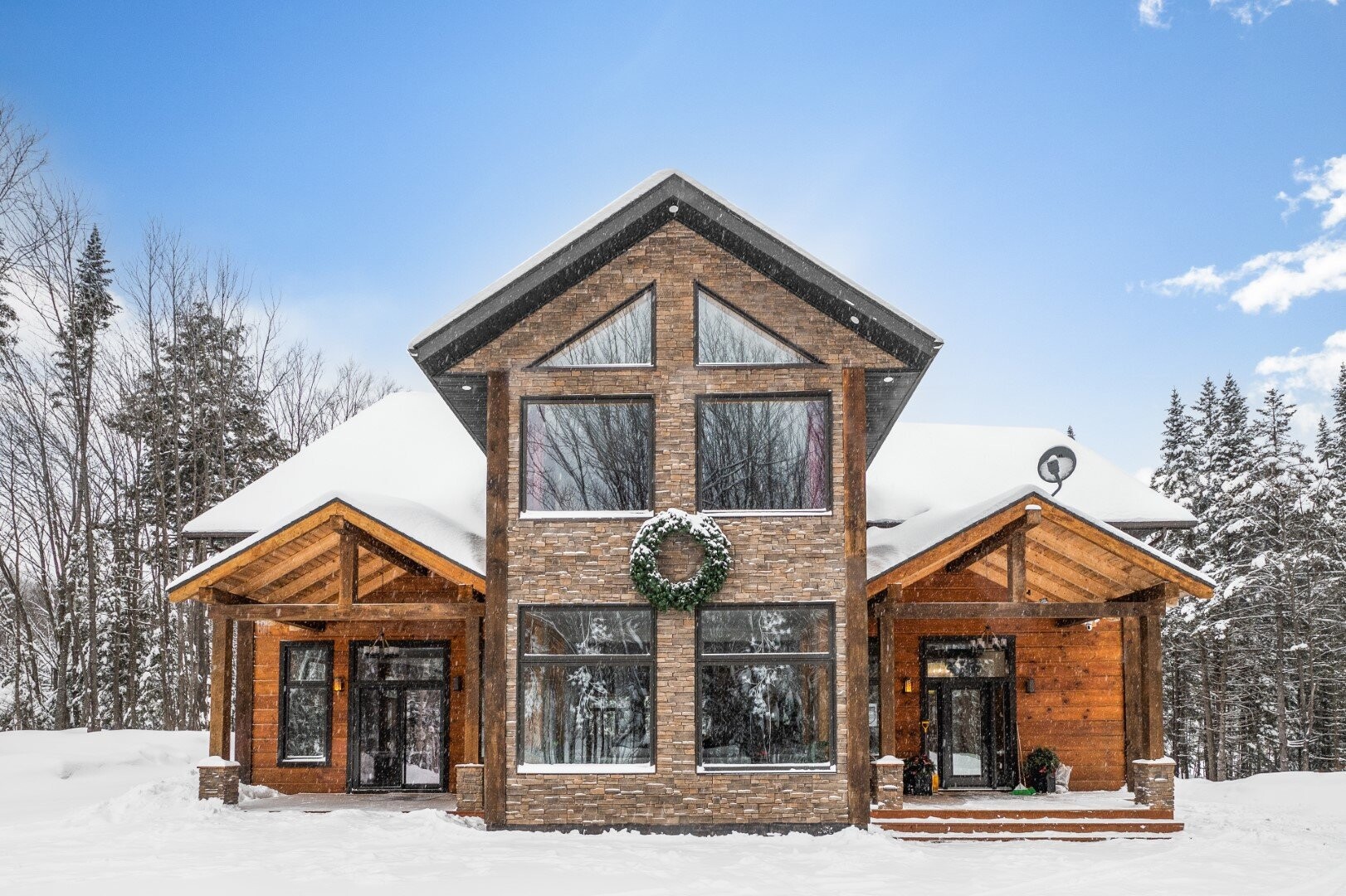 Chateaualyma-966, chalet corporatif avec spa et vue sur le lac dans les Laurentides