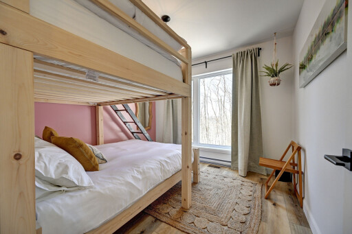 Chambre #2 au rez-de-chaussée (lit queen bas, lit double haut)