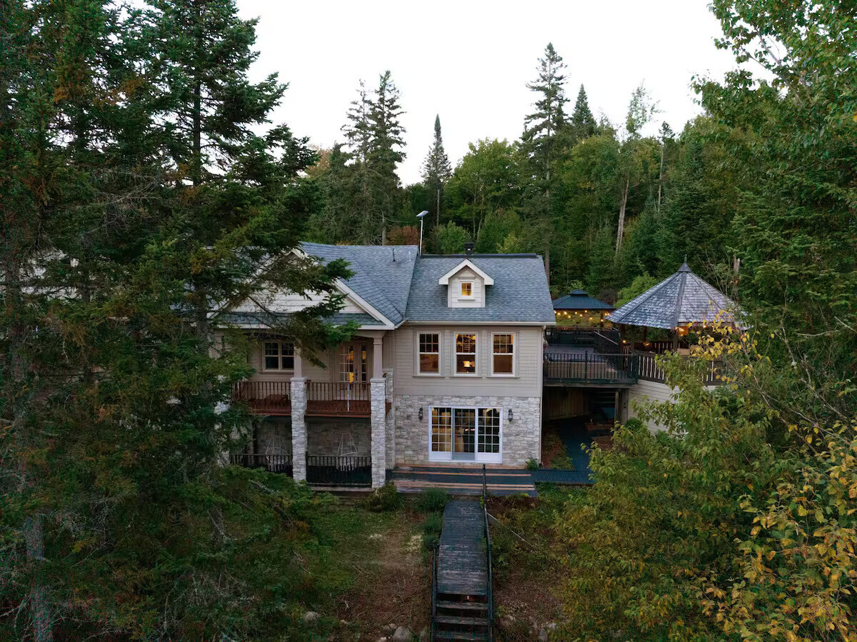 Château Val-des-Lacs chalet spa luxe Laurentides bord du lac