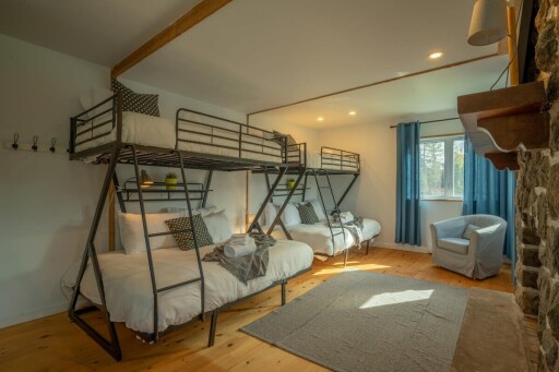 Chambre #4 au rez-de-chaussée (lits superposés)