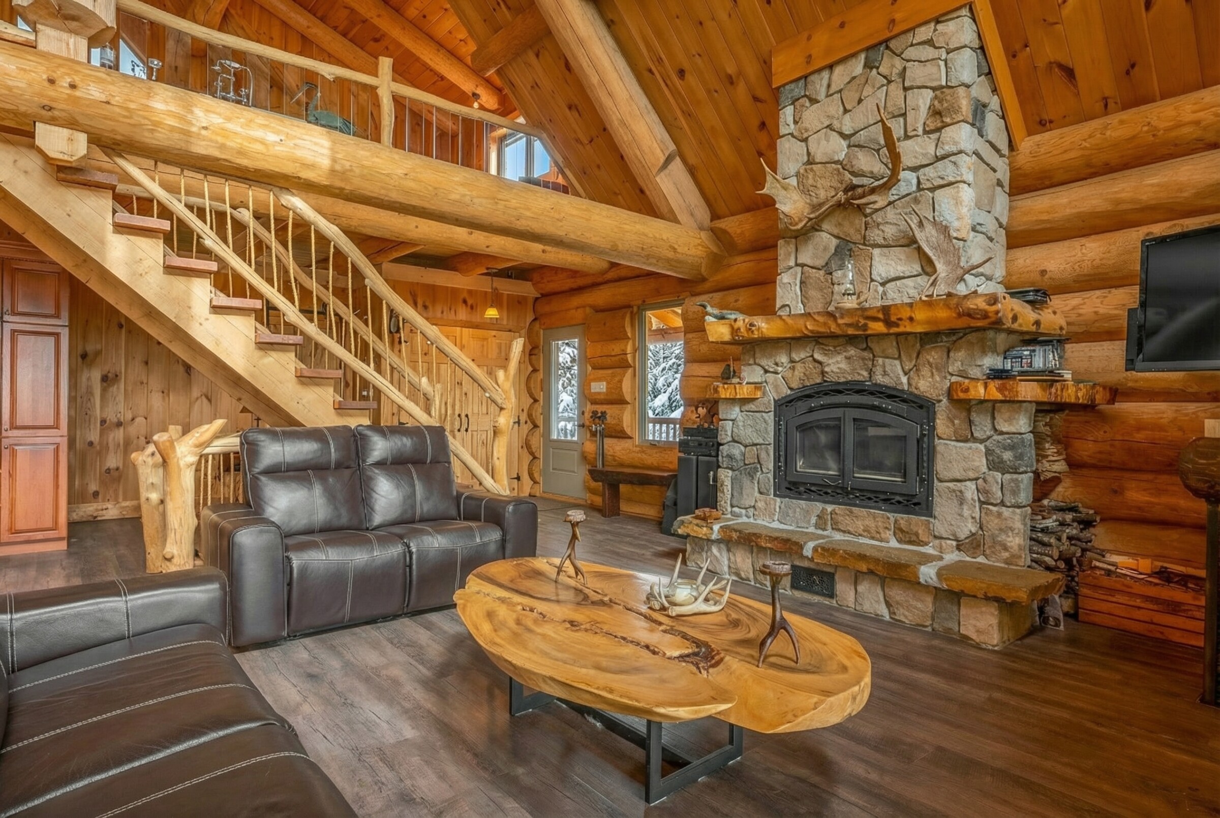 Salon Everest — foyer bois rond et poutres apparentes