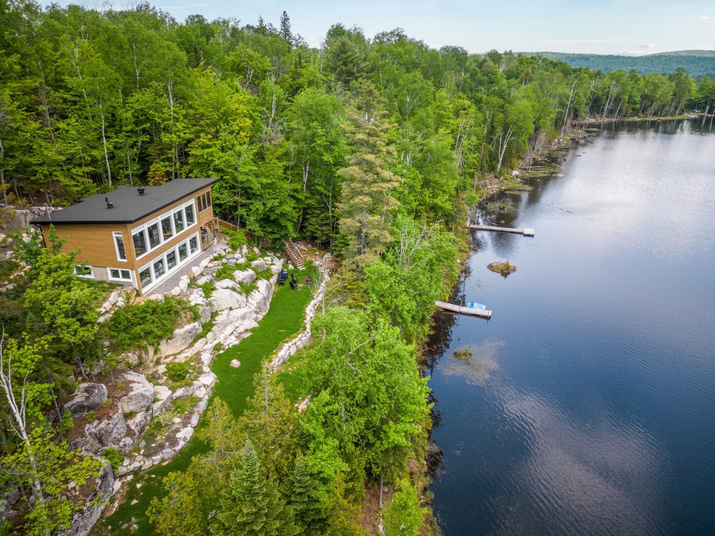Cap-de-Roche, chalet au bord de l’eau à Chertsey près de Montréal