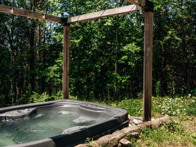 Québec, Tub, Hot Tub, Housing, Porch, Plant, Vegetation