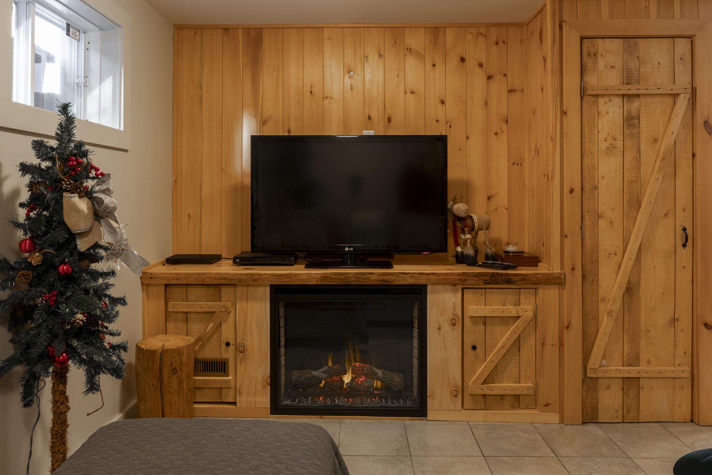 Foyer Log Home — plafond cathédrale bois rond